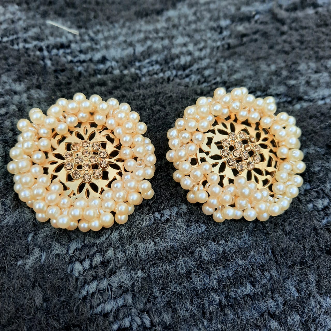 Pearl filled round Ear studs